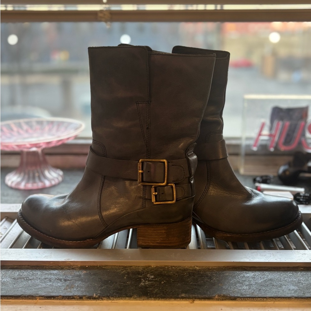 6.5 Navy Clark boots